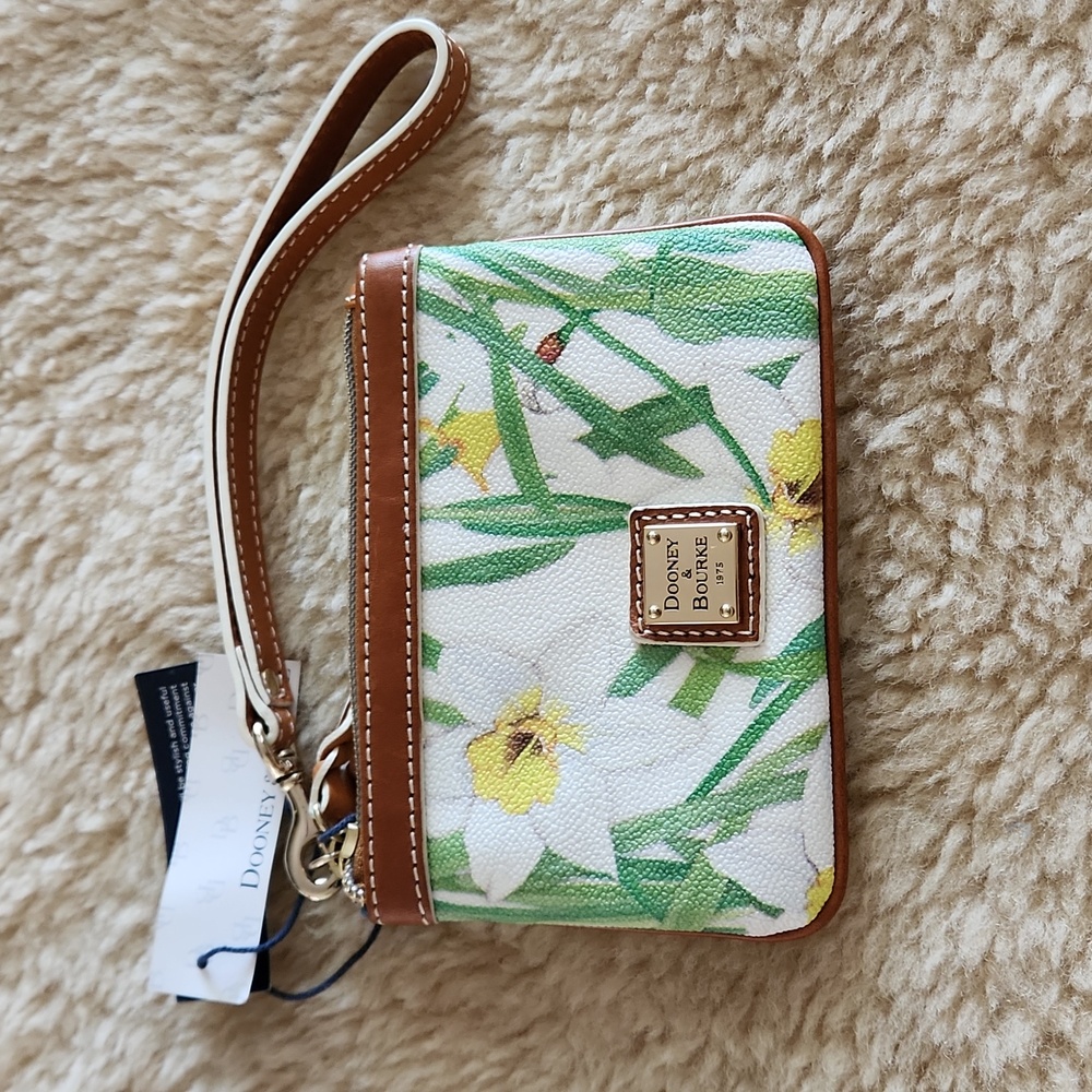 NWT Dooney & Bourke Daffodil White Leather Wristlet Wallet 🤍🌼💚